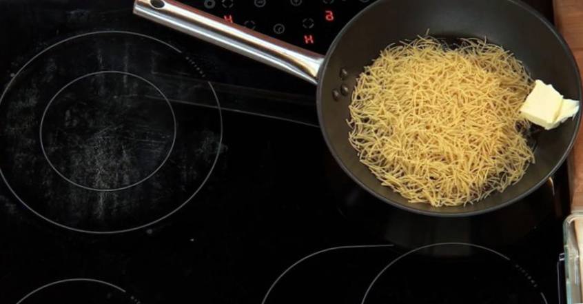 Рецепт Домашние сосиски с жареными макаронами шаг-3