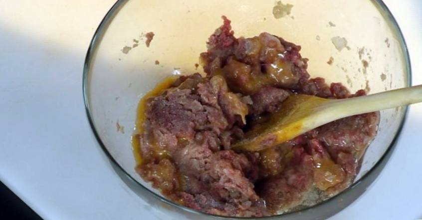 Рецепт Фрикадельки с кедровыми орешками, вяленой вишней и корицей  шаг-2