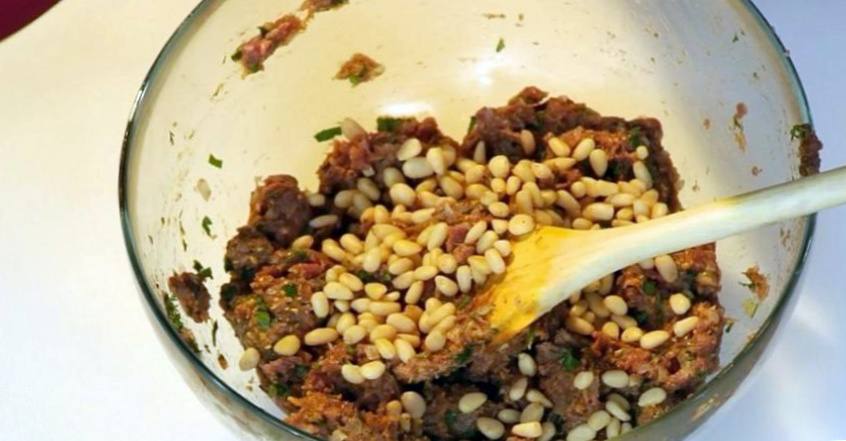 Рецепт Фрикадельки с кедровыми орешками, вяленой вишней и корицей  шаг-4