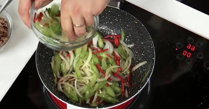Рецепт Говядина по-сычуаньски с огуречным салатом  шаг-4