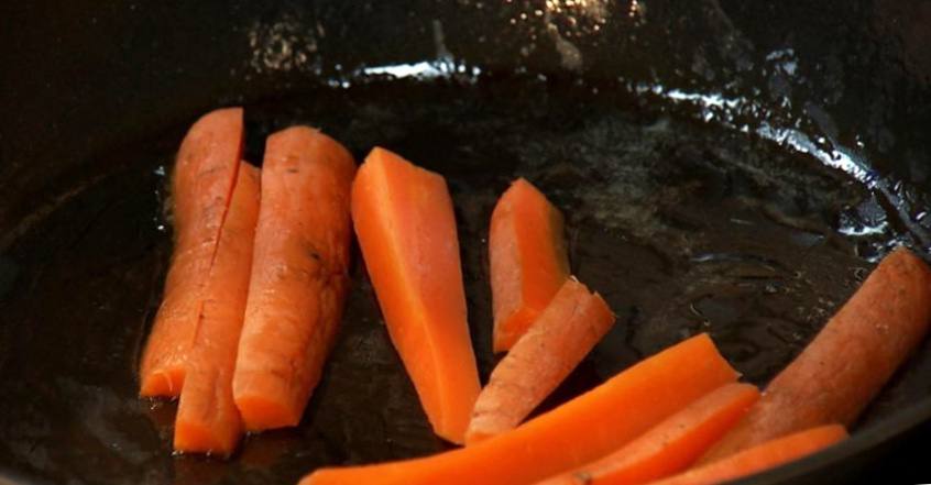 Рецепт Говяжья печёнка с морковью в яблочном соусе шаг-5