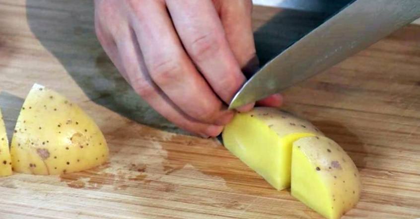Рецепт Картофельная запеканка с тушёнкой шаг-1