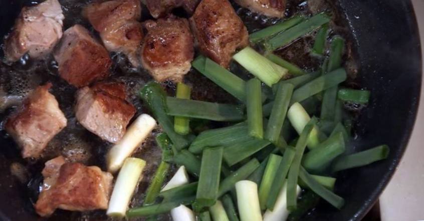 Рецепт Оджахури из свинины с жареным луком шаг-6