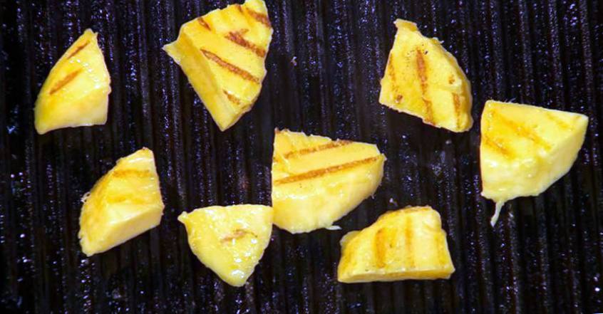 Рецепт Оленина с манго и соусом из молодых сосновых шишек шаг-3