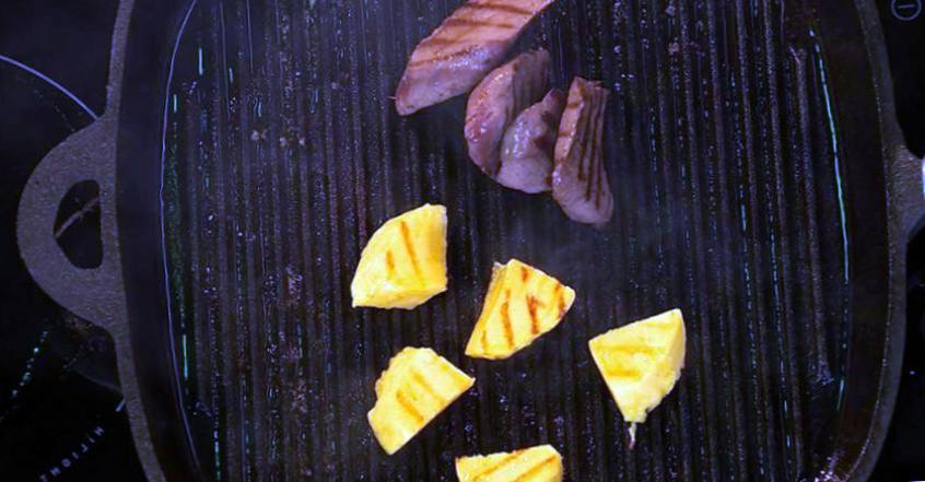 Рецепт Оленина с манго и соусом из молодых сосновых шишек шаг-6