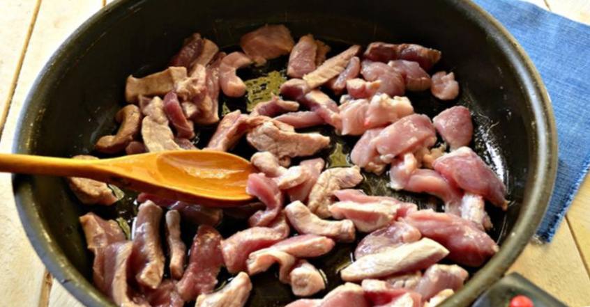Рецепт Паста со свининой в томатном соусе шаг-1