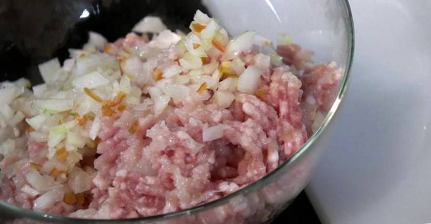 Рецепт Пельмени со свининой и кальмарами  шаг-2