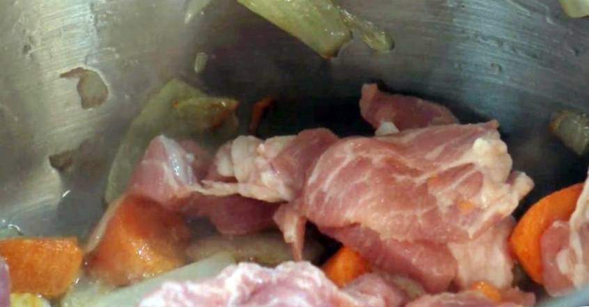 Рецепт Рагу из репы со свининой, яблоками и изюмом  шаг-2