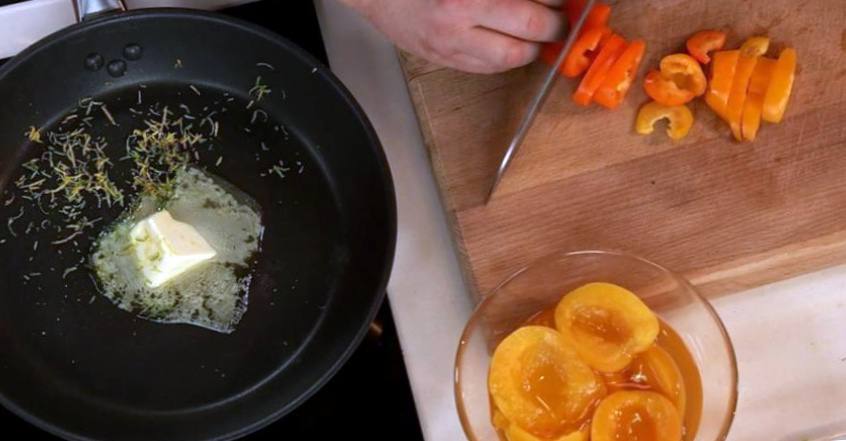 Рецепт Ромштекс в сложной панировке с персиковым соусом шаг-3