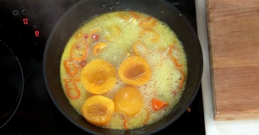 Рецепт Ромштекс в сложной панировке с персиковым соусом  шаг-4
