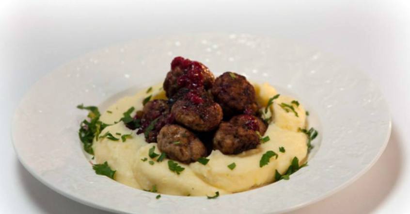 Рецепт Скандинавские фрикадельки с брусничным соусом и пикантным пюре шаг-9