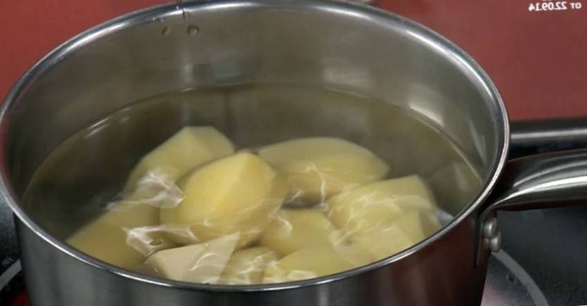 Рецепт Скандинавские фрикадельки с брусничным соусом и пикантным пюре шаг-1