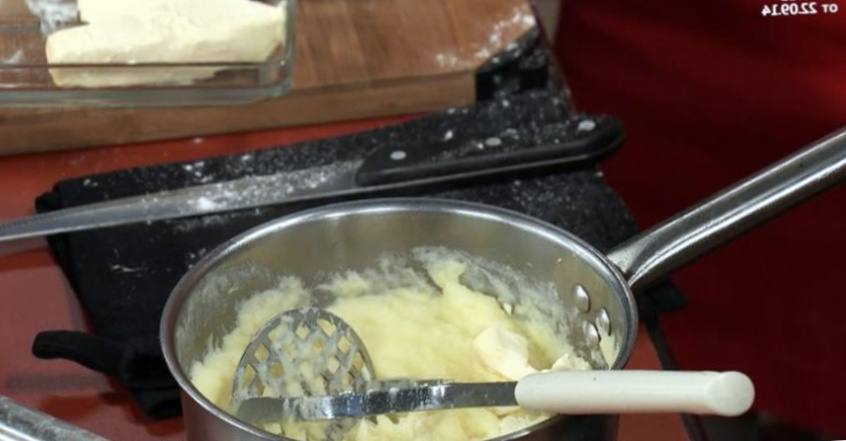 Рецепт Скандинавские фрикадельки с брусничным соусом и пикантным пюре шаг-7