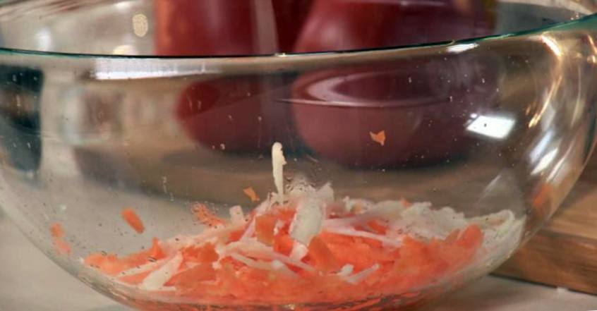 Рецепт Сосиски в стиле лайт с салатом из кольраби  шаг-4