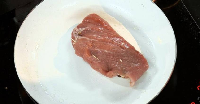 Рецепт Свиная вырезка, фаршированная оливками и чесноком  шаг-4