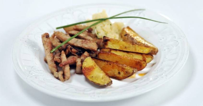 Рецепт Свинина и картофель с соусом из яблок  шаг-4
