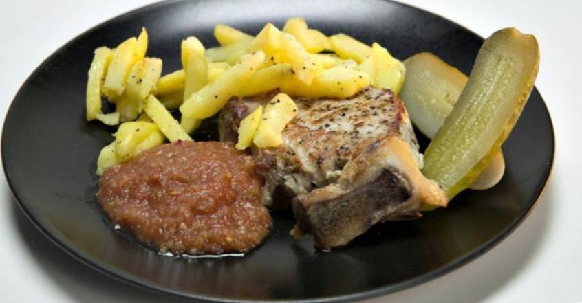 Рецепт Свинина на косточке с картофелем фри и томатным соусом шаг-5