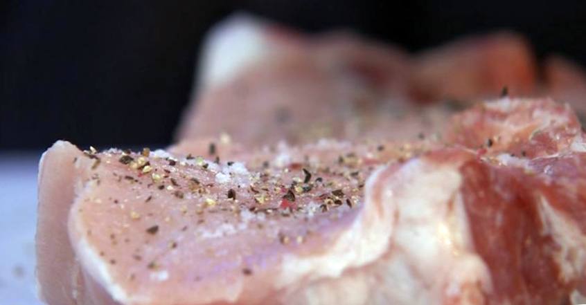 Рецепт Свинина на косточке с картофелем фри и томатным соусом шаг-1
