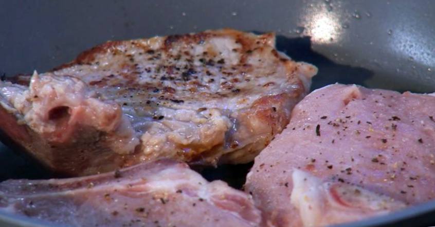 Рецепт Свинина на косточке с картофелем фри и томатным соусом  шаг-2