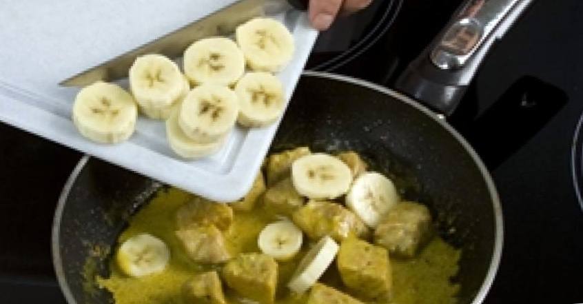 Рецепт Свинина с бананом и кокосовым рисом  шаг-2