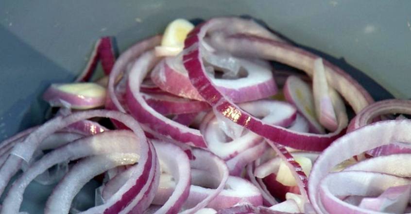 Рецепт Свинина с картофелем, брюссельской капустой и луковым соусом шаг-1