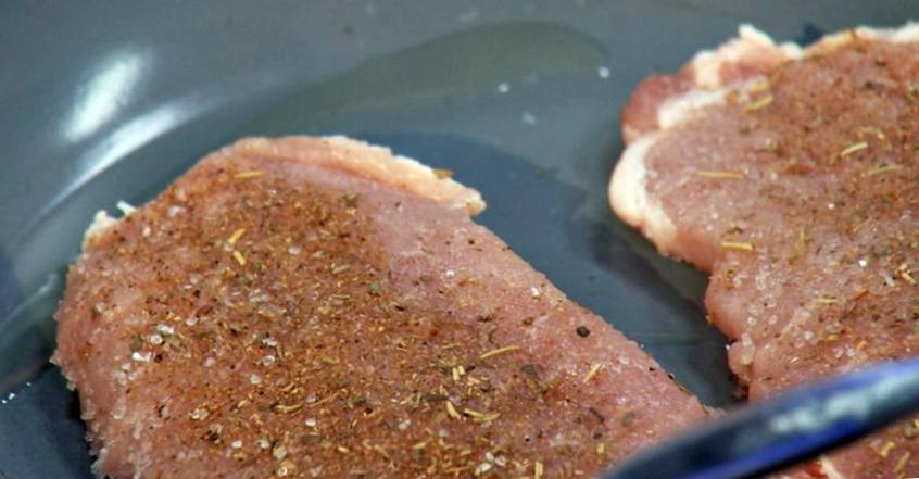 Рецепт Свинина с картофелем, брюссельской капустой и луковым соусом шаг-3