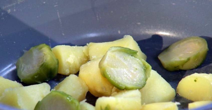 Рецепт Свинина с картофелем, брюссельской капустой и луковым соусом  шаг-4