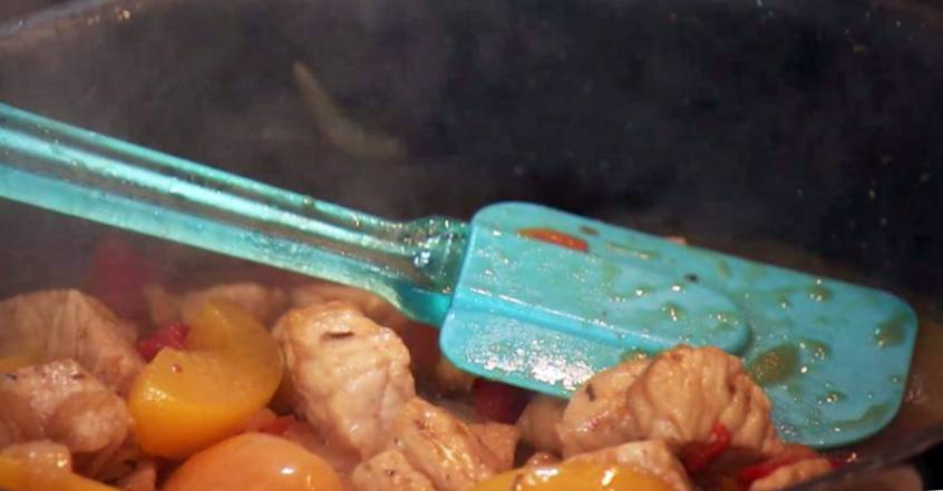 Рецепт Свинина в кисло-сладком соусе с персиками и рисовой лапшой шаг-7