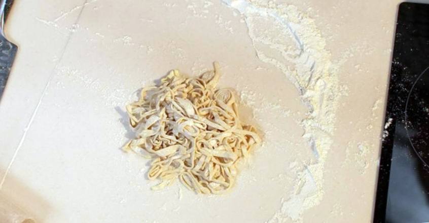 Рецепт Томленая телятина с домашней лапшой и зеленым соусом шаг-5