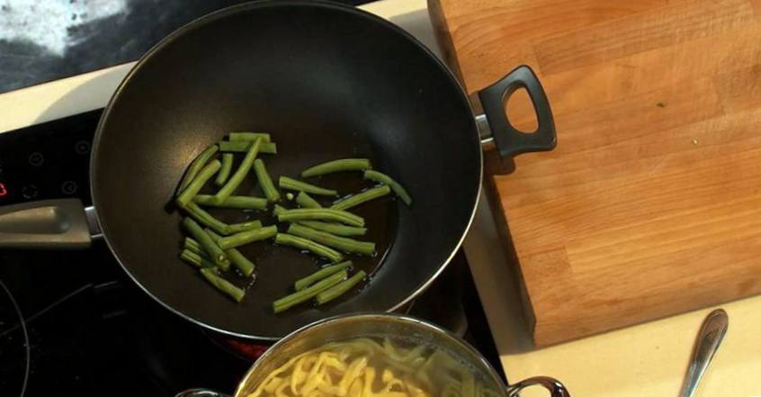 Рецепт Томленая телятина с домашней лапшой и зеленым соусом шаг-6