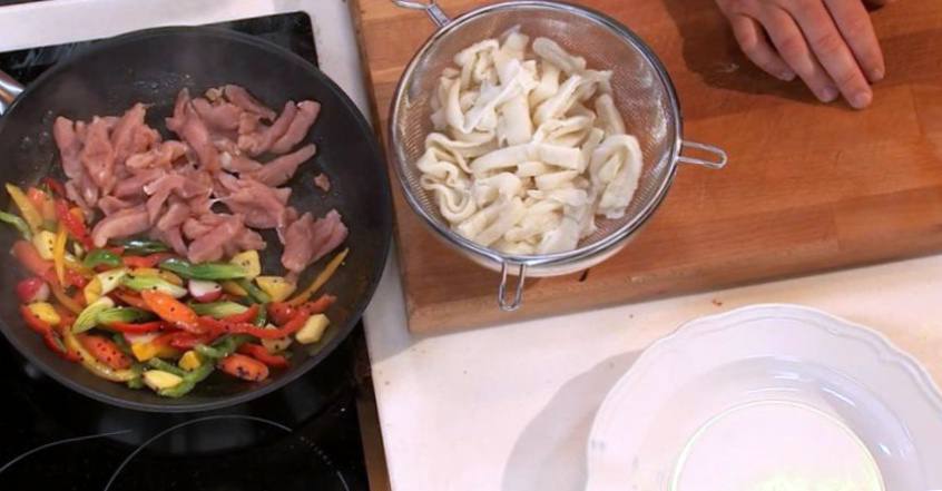 Рецепт Вок из свинины с овощами и домашней лапшой шаг-5