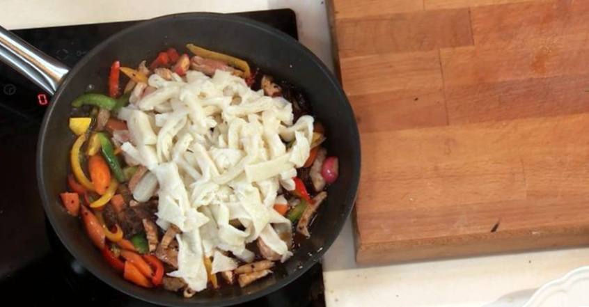 Рецепт Вок из свинины с овощами и домашней лапшой шаг-6