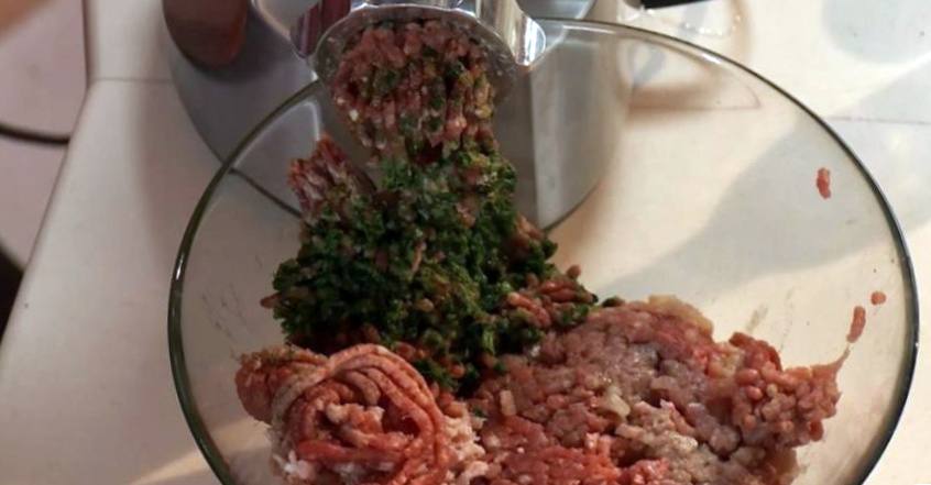 Рецепт Ёжики в томатном соусе с огуречным салатом шаг-1