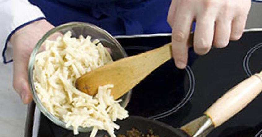 Рецепт Запеканка с макаронами, фаршем и грибами шаг-1