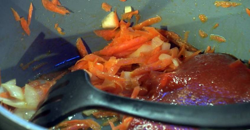 Рецепт Жареные макароны с говядиной и томатным соусом шаг-3