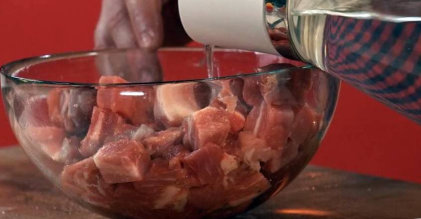 Рецепт Жаркое из свинины с овощами в горшочке шаг-1