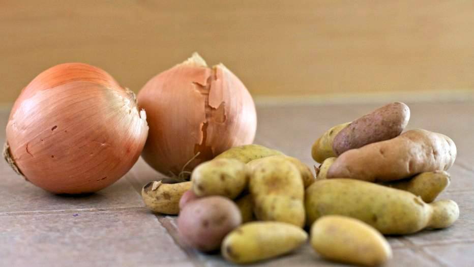 Рецепт Картофель с тушёнкой и зеленью шаг-1