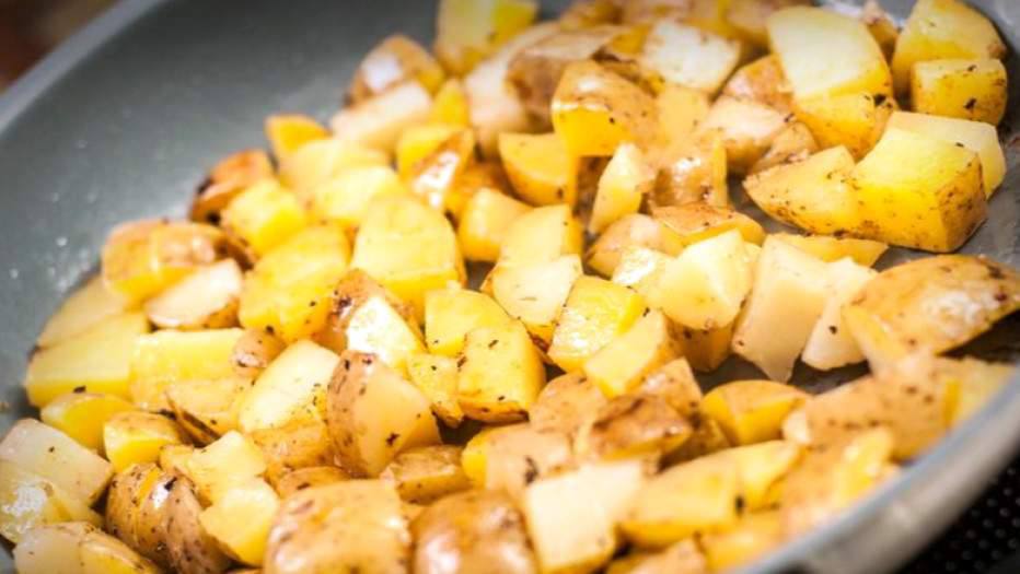 Рецепт Курица с картофелем в горшочке шаг-1