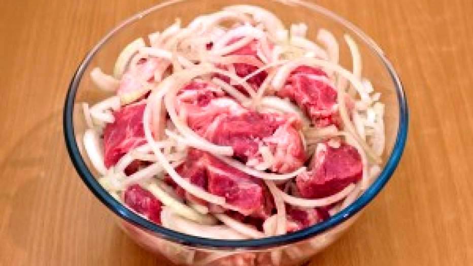 Рецепт Шашлык из свинины, маринованной в помидорах, розмарине и луке  шаг-4