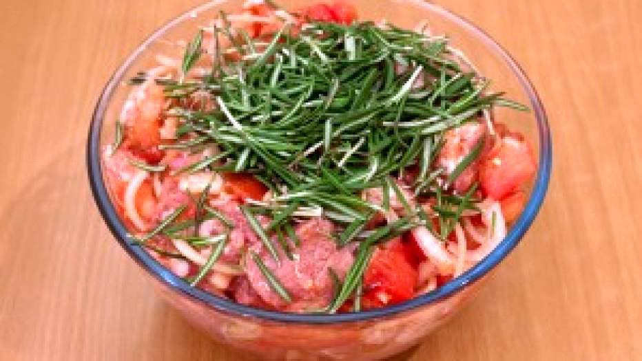 Рецепт Шашлык из свинины, маринованной в помидорах, розмарине и луке шаг-6