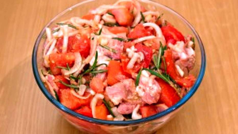 Рецепт Шашлык из свинины, маринованной в помидорах, розмарине и луке шаг-7