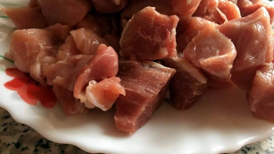 Рецепт Свинина в белом вине с грибами шаг-1