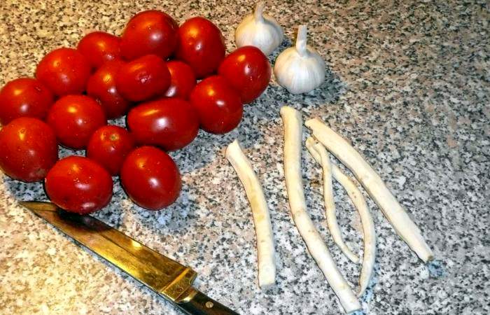 Рецепт Хреновина с помидорами и чесноком на зиму шаг-1
