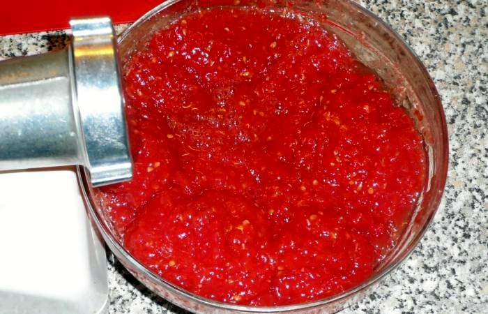 Рецепт Хреновина с помидорами и чесноком на зиму шаг-3