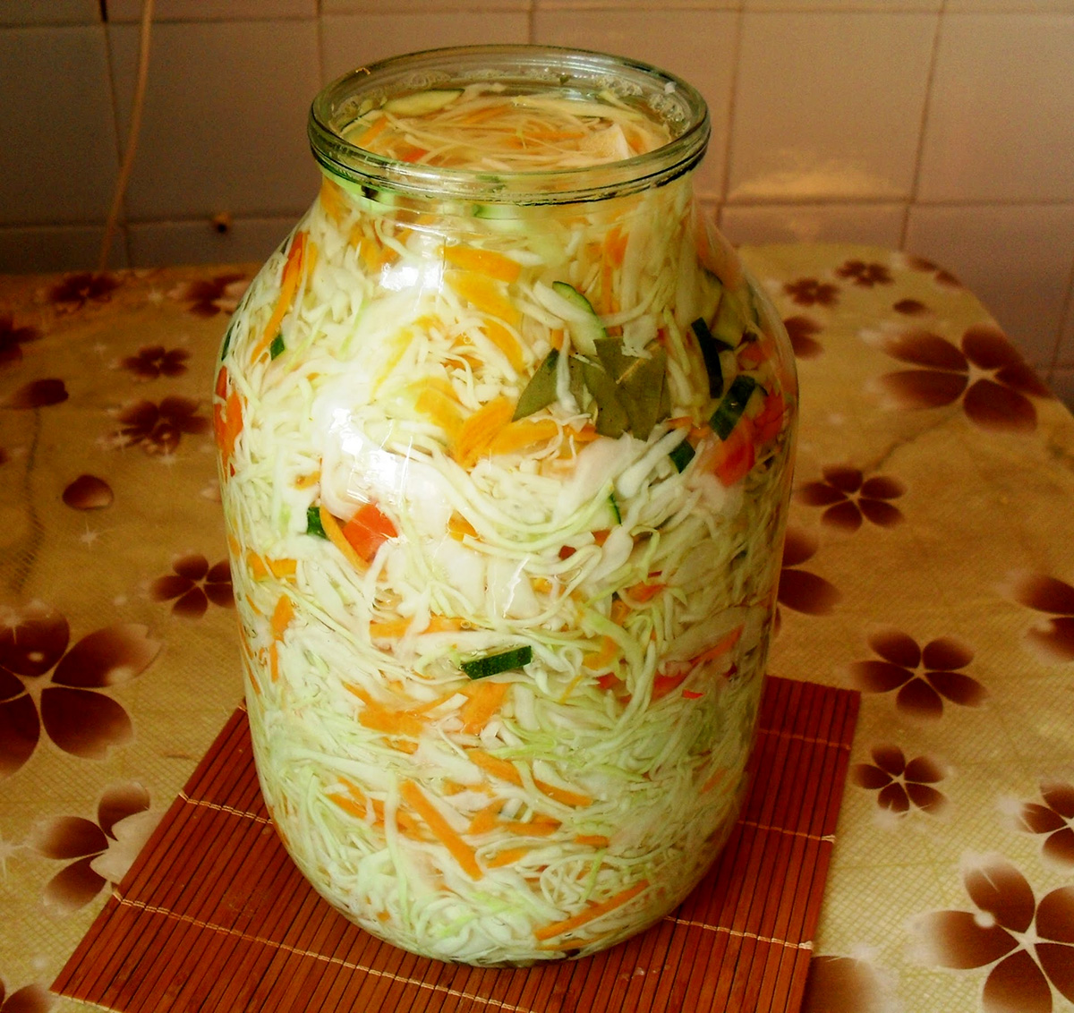 Маринованная капуста быстрый рецепт с уксусом. Капуста маринованная быстрого приготовления. Капуста маринованная быстрого. Маринад для капусты быстрого. Маринад для капусты быстрого приготовления.