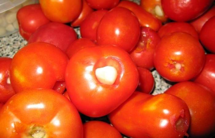 Рецепт Маринованные помидоры с чесноком шаг-3