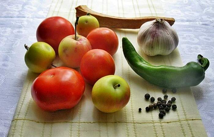 Рецепт Маринованные помидоры с яблоками шаг-1