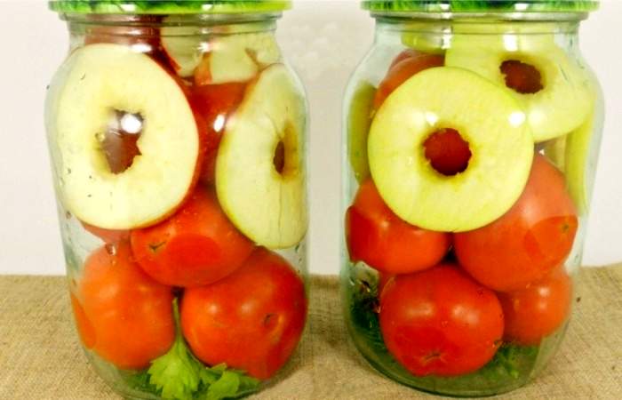 Рецепт Маринованные помидоры с яблоками на зиму шаг-3