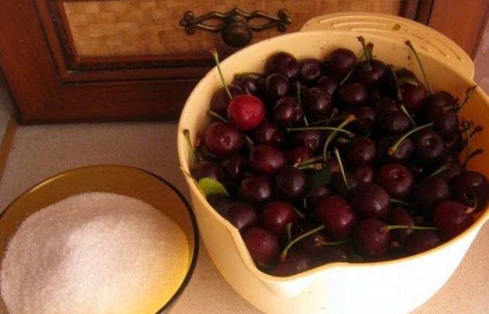 Рецепт Варенье вишневое с косточками шаг-1