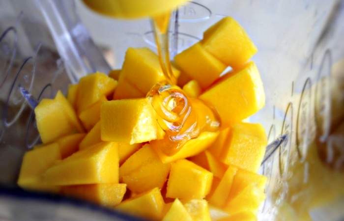 Рецепт Ананасово-манговый смузи шаг-6